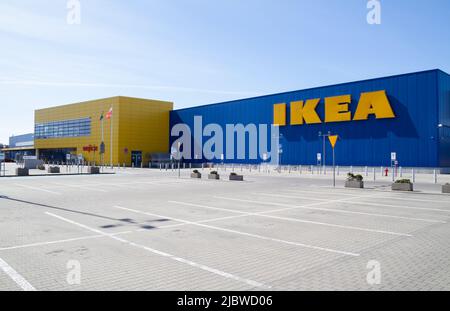 IKEA Store Kraków. Wohneinrichtung Einzelhandel. Außenansicht mit Markenlogo, schwedisches multinationales Firmenlogo in Krakau, Polen. Stockfoto