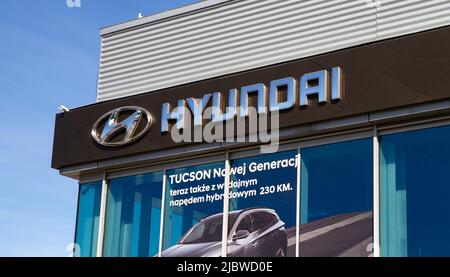 Logo der Hyundai Motor Company. Koreanischer Autohersteller Schild, Autohaus Schild mit korporation Marke Logo in Krakau, Polen. Stockfoto