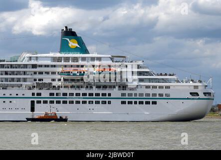 08/06/2022 Gravesend UK Kreuzfahrt-Schiff MS Amadea vorbei an Gravesend an einem sonnigen Nachmittag auf der Themse auf ihrem Weg für eine Übernachtung in Greenwich Stockfoto