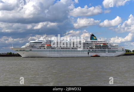 08/06/2022 Gravesend UK Kreuzfahrt-Schiff MS Amadea vorbei an Gravesend an einem sonnigen Nachmittag auf der Themse auf ihrem Weg für eine Übernachtung in Greenwich Stockfoto