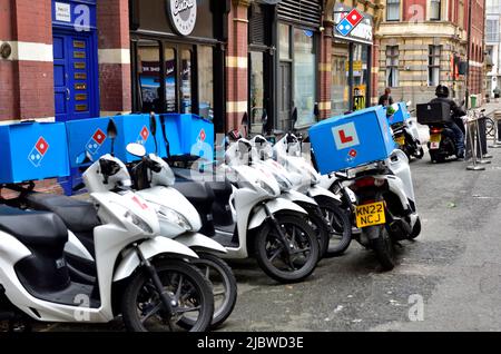 Reihen von „L plattierten“ Lieferrootern für Domino Pizza Restaurant, Bristol, Großbritannien Stockfoto