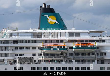 08/06/2022 Gravesend UK Kreuzfahrt-Schiff MS Amadea vorbei an Gravesend an einem sonnigen Nachmittag auf der Themse auf ihrem Weg für eine Übernachtung in Greenwich Stockfoto