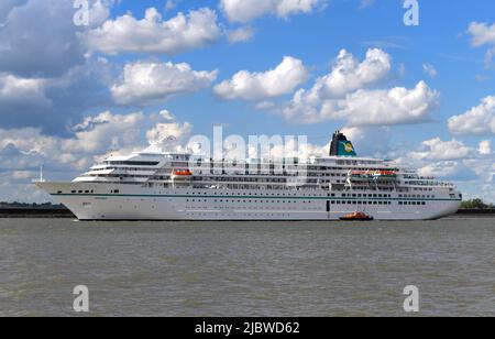 08/06/2022 Gravesend UK Kreuzfahrt-Schiff MS Amadea vorbei an Gravesend an einem sonnigen Nachmittag auf der Themse auf ihrem Weg für eine Übernachtung in Greenwich Stockfoto