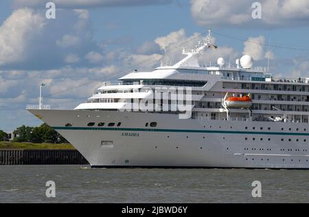 08/06/2022 Gravesend UK Kreuzfahrt-Schiff MS Amadea vorbei an Gravesend an einem sonnigen Nachmittag auf der Themse auf ihrem Weg für eine Übernachtung in Greenwich Stockfoto