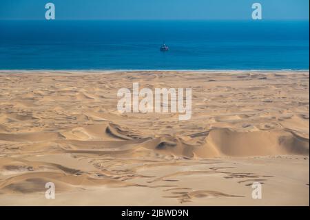 Namib-Wüste und Atlantikküste, mit Ölbohrinseln am Horizont, in der Nähe der Stadt Swakopmund, Namibia Stockfoto