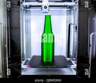 Das auf dem Drucker 3D gedruckte Kunstobjekt befindet sich im Drucker 3D auf dem Desktop. Neue fortschrittliche additive moderne 3D Drucktechnologie. Dreidimensionale Modelle, die mit hochpräzisen 3D-Drucktechnologien erstellt wurden Stockfoto