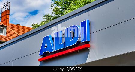 Berlin, Deutschland - 25. Mai 2022: Fotografie eines Geschäftsschildes für einen Supermarkt in Deutschland. Stockfoto