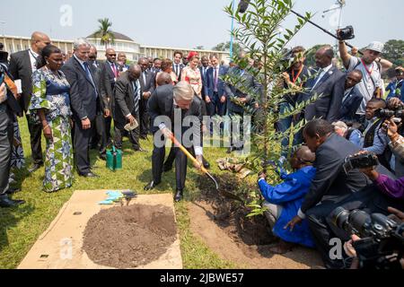 Kongo, 08. Juni 2022. König Philippe - Filip von Belgien, abgebildet während eines Treffens im Palais de la Nation in Kinshasa, während eines offiziellen Besuches des belgischen Königspaares in der Demokratischen Republik Kongo, Mittwoch, 08. Juni 2022. Der belgische König und die belgische Königin werden vom 7.. Bis 13.. Juni Kinshasa, Lubumbashi und Bukavu besuchen. BELGA FOTO NICOLAS MAETERLINCK Stockfoto