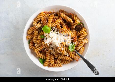 Pasta alla Norma - Traditionelle italienische Küche mit Auberginen, Tomaten, Käse und Basilikum Stockfoto