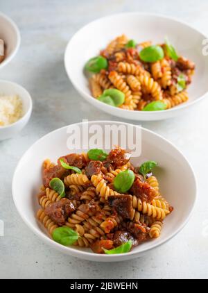 Pasta alla Norma - Traditionelle italienische Küche mit Auberginen, Tomaten, Käse und Basilikum Stockfoto