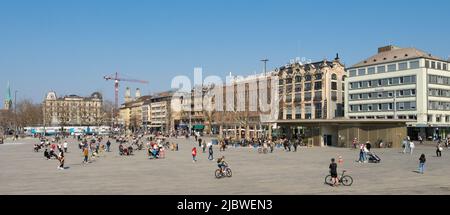 Zürich, Schweiz - März 26. 2022: Sechselaeutenplatz mit umliegenden historischen Gebäuden Stockfoto