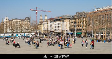 Zürich, Schweiz - März 26. 2022: Sechselaeutenplatz mit umliegenden historischen Gebäuden Stockfoto