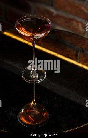 Hausgemachter Rob Roy Cocktail mit Scotch und Vermouth. Whiskey-basierte Getränke mit Kirsche. Manhattan-Cocktail. Stockfoto