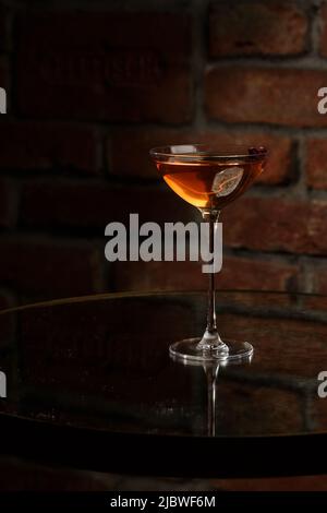 Hausgemachter Rob Roy Cocktail mit Scotch und Vermouth. Whiskey-basierte Getränke mit Kirsche. Manhattan-Cocktail. Stockfoto