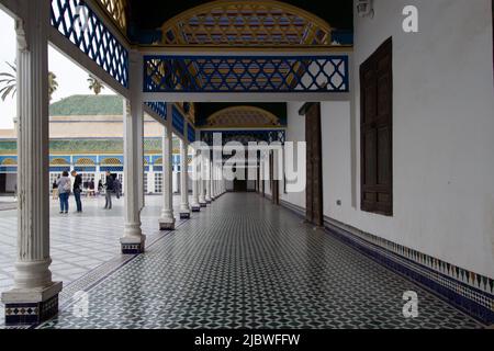 MARRAKESCH, MAROKKO – 17. NOVEMBER 2018 der große Innenhof des Bahia-Palastes überdachter Gang Stockfoto