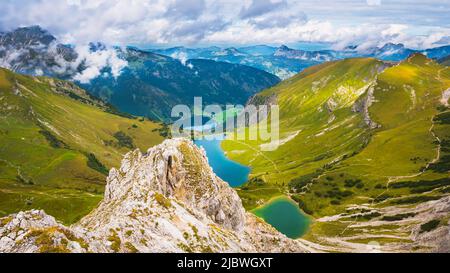 Panoramablick auf drei Seen (Vilsalpsee, Traualpsee, Lache) von der Lachenspitze Stockfoto