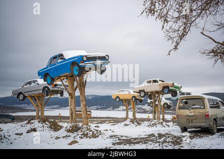 Altai, Russland - 8. Mai 2022: Denkmäler der russischen Retro-Autos - Privatmuseum im Freien in Altai-Gebirge, Sibirien, Russland Stockfoto