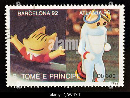 Abgesagte Briefmarke, gedruckt von São Tomé und Príncipe, die Maskottchen für Barcelona und Atlanta zeigt, um 1992. Stockfoto