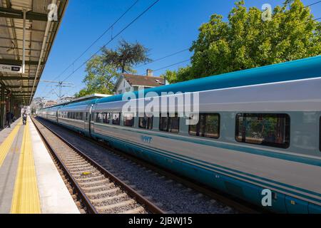 Hochgeschwindigkeitszug oder buchstäblich Yuksek Hizli Tren oder YHT in Bostanci Station. Die modernen Züge der TCDD oder der türkischen Staatsbahnen. Istanbul Türkei - 5.10.202 Stockfoto