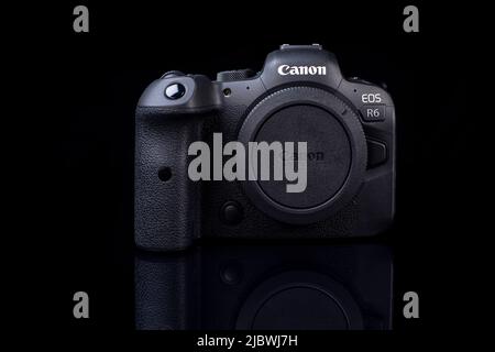 Galati, Rumänien – 12. Oktober 2021: Canon R6 Vollformatkamera mit Mirrorless-Funktion auf schwarzem Hintergrund. Stockfoto