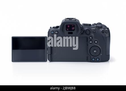 Galati, Rumänien – 12. Oktober 2021: Canon R6 Vollformatkamera mit Mirrorless-Funktion auf weißem Hintergrund. Stockfoto