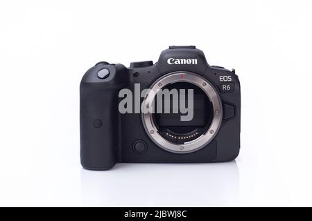 Galati, Rumänien - 12. Oktober 2021: Wenn die Kamera Canon EOS R6 ausgeschaltet ist, schließt sich der Verschluss, um den Sensor vor Staub zu schützen. Canon R6 Vollformatsensor ohne Mirrorless Stockfoto