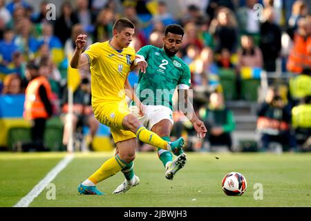 Cyrus Christie, Irlands Republik, (rechts) kämpft während des Spiels der UEFA Nations League im Aviva Stadium in Dublin, Irland, um den Besitz des Balls mit Vitaly Mykolenko aus der Ukraine. Bilddatum: Mittwoch, 8. Juni 2022. Stockfoto