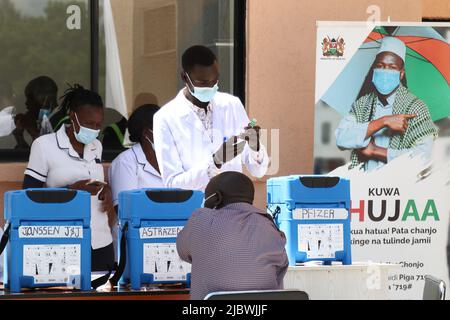 Nakuru, Kenia. 6.. Juni 2022. Ein medizinischer Offizier wird dabei gesehen, wie er einem Mann im Nakuru County Referral and Teaching Hospital einen covid-19-Impfstab verabreichen wird. Im Mai 2022 stieg die positive Kovid-19-Rate von 0,3 % zu Beginn des Jahres auf 5,6 %. Bisher sind derzeit 8,4 Millionen Kenianer voll geimpft. Die Regierung strebt an, bis Ende des Jahres eine Bevölkerung von 27million Kenianern zu impfen. (Bild: © James Wakibia/SOPA Images via ZUMA Press Wire) Stockfoto