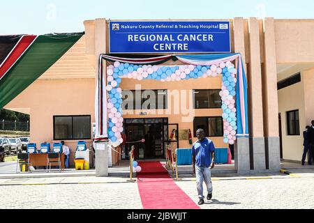 Nakuru, Kenia. 6.. Juni 2022. Ein Mann geht am neu eröffneten Krebszentrum im Nakuru Referral and Teaching Hospital vorbei, wo das medizinische Team des Krankenhauses eine Impfkampagne gegen Covid-19 durchführt. Im Mai 2022 stieg die positive Kovid-19-Rate von 0,3 % zu Beginn des Jahres auf 5,6 %. Bisher sind derzeit 8,4 Millionen Kenianer voll geimpft. Die Regierung strebt an, bis Ende des Jahres eine Bevölkerung von 27million Kenianern zu impfen. (Bild: © James Wakibia/SOPA Images via ZUMA Press Wire) Stockfoto