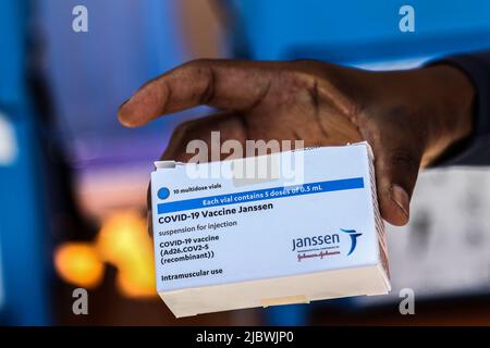 Nakuru, Kenia. 6.. Juni 2022. Ein medizinischer Offizier zeigt im Nakuru County Referral and Teaching Hospital eine Schachtel mit Johnson & Johnson, Janssen-Impfstoff. Im Mai 2022 stieg die positive Kovid-19-Rate von 0,3 % zu Beginn des Jahres auf 5,6 %. Bisher sind derzeit 8,4 Millionen Kenianer voll geimpft. Die Regierung strebt an, bis Ende des Jahres eine Bevölkerung von 27million Kenianern zu impfen. (Bild: © James Wakibia/SOPA Images via ZUMA Press Wire) Stockfoto