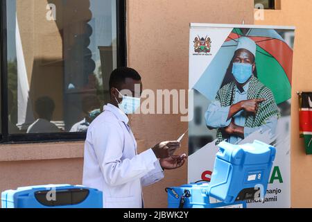 Nakuru, Kenia. 6.. Juni 2022. Ein medizinischer Offizier wird gesehen, wie er die Verabreichung eines Covid-19-Impfstoffs am Nakuru County Referral and Teaching Hospital vorbereitet. Im Mai 2022 stieg die positive Kovid-19-Rate von 0,3 % zu Beginn des Jahres auf 5,6 %. Bisher sind derzeit 8,4 Millionen Kenianer voll geimpft. Die Regierung strebt an, bis Ende des Jahres eine Bevölkerung von 27million Kenianern zu impfen. (Bild: © James Wakibia/SOPA Images via ZUMA Press Wire) Stockfoto