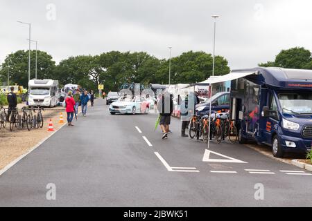 Parkplatz im Northern Gateway Sports Park in Colchester vor dem Start der ersten Etappe der Women's Cycling Tour of Britain 2022 Stockfoto