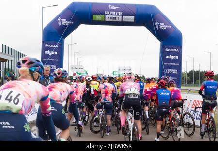 Fahrer an der Startlinie im Northern Gateway Sports Park in Colchester bereit für den Start der Women's Cycling Tour of Britain 2022. Stockfoto