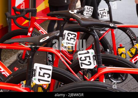 Nahaufnahme der Teilnehmerzahlen auf den Rädern des Uno-X Pro Cycling Team Stockfoto