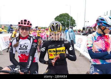 Alison Jackson, Coryn Labecki und Katarzyna Niewiadoma an der Startlinie bereit für den Start der ersten Etappe der Women's Cycling Tour of Britain 2022 Stockfoto