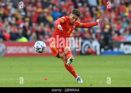 Cardiff, Großbritannien. 08.. Juni 2022. Harry Wilson aus Wales nimmt einen Freistoß, gerettet durch Torwart Mark Flekken aus den Niederlanden in Cardiff, Großbritannien am 6/8/2022. (Foto von Craig Thomas/News Images/Sipa USA) Quelle: SIPA USA/Alamy Live News Stockfoto