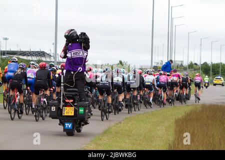 Women's Cycling Tour of Britain 2022. Nach dem Start vom Northern Gateway Sports Park in Colchester macht sich das Feld auf den Weg um die Strecke. Stockfoto