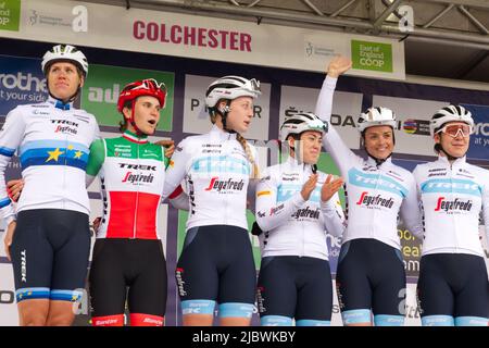 Das Damen-Radsport-Team Trek-Segafredo wird der Menge vor der ersten Etappe der Women's Tour of Britain 2022 in Colchester in Essex vorgestellt. Stockfoto