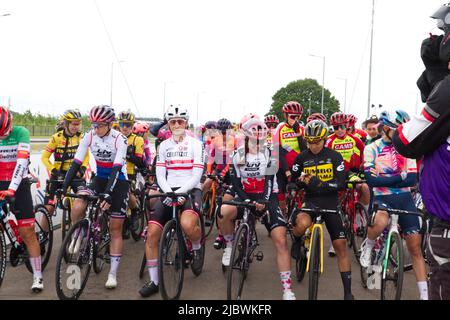Fahrer an der Startlinie im Northern Gateway Sports Park in Colchester bereit für den Start der Women's Cycling Tour of Britain 2022. Stockfoto
