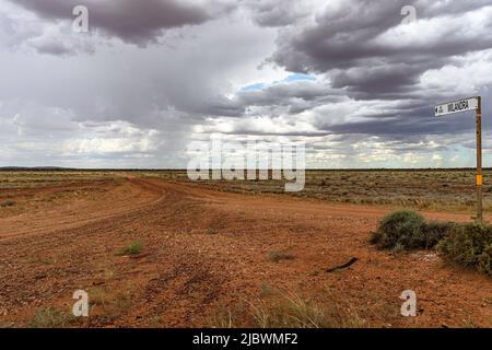 Ein Straßenschild, das auf Wilandra auf dem Barrier Highway in Outback New South Wales zeigt Stockfoto