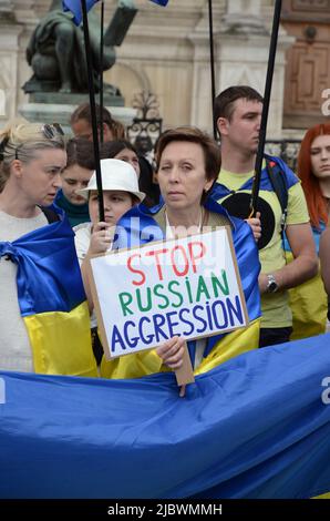 Der stellvertretende Premierminister Olha Stefanishyna tritt mit dem ukrainischen Botschafter bei einer Kundgebung zur Unterstützung der Ukrainer vor dem Pariser Rathaus auf Stockfoto