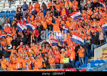 Cardiff, Wales, Großbritannien. 8.. Juni 2022. Niederländische Fans beim Spiel der UEFA Nations League zwischen Wales und den Niederlanden im Cardiff City Stadium. Kredit: Mark Hawkins/Alamy Live Nachrichten Stockfoto