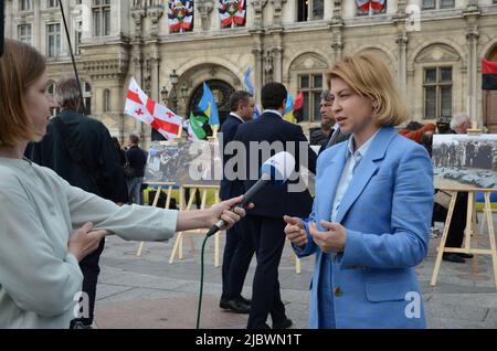 Der stellvertretende Premierminister Olha Stefanishyna tritt mit dem ukrainischen Botschafter bei einer Kundgebung zur Unterstützung der Ukrainer vor dem Pariser Rathaus auf Stockfoto