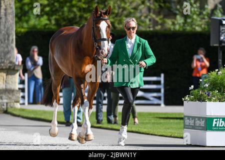 Bramham International, Bramham Park, West Yorkshire. 8.. Juni 2022. Zara Tindall mit KLASSENANGELEGENHEIT während der ersten Pferdebesichtigung Quelle:Peter Putnam/Alamy Live News Stockfoto