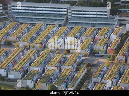 München, München, Deutschland - 25. August 2021: Häuser und Wohnungen von der Spitze des alten Olympischen Dorfes der Olympischen Spiele 1972 aus gesehen Stockfoto