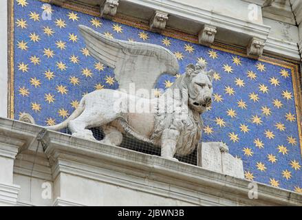 Venedig, VE, Italien - 18. Mai 2020: Geflügelter Löwe des heiligen Markus Symbol der venezianischen Insel Stockfoto