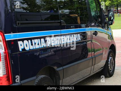 Vicenza, VI, Italien - 2. Juni 2022: Blauer Van mit Text POLIZIA PENITENZIARIA, das bedeutet Gefängnisbeamte in italienischer Sprache Stockfoto