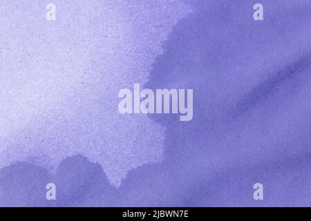 Nass gefärbter Papierhintergrund. Violette Papierstruktur mit Wasserflecken. Grungen Sie den Hintergrund oder die Textur. Stockfoto