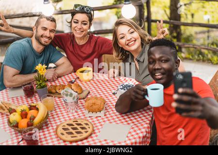Junge trendige Menschen haben Spaß beim gemeinsamen Essen - Youth Lifestyle Food Culture Konzept Stockfoto