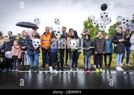 2022-06-08 19:39:52 KERKRADE - Teilnehmer in einem stillen marsch in Erinnerung an den 9-jährigen Gino. Der Junge verschwand am 1. Juni von einem Spielplatz, und seine Überreste wurden wenige Tage später in der Nähe eines Hauses gefunden. Ein 22-jähriger Verdächtiger wurde verhaftet. ANP MARCEL VAN HOORN niederlande Out - belgien Out Stockfoto